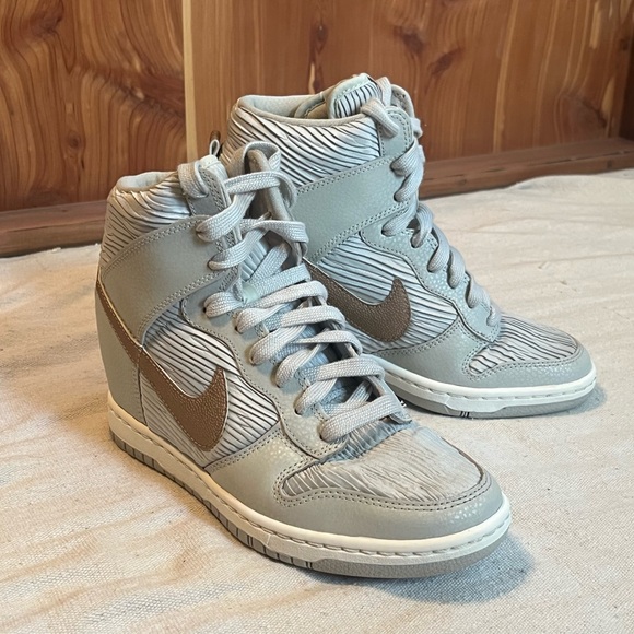 Nike Hi Dunk
Sky Hi Light Bone Metallic Red Bronze (Women's SZ 7) - Picture 3 of 12